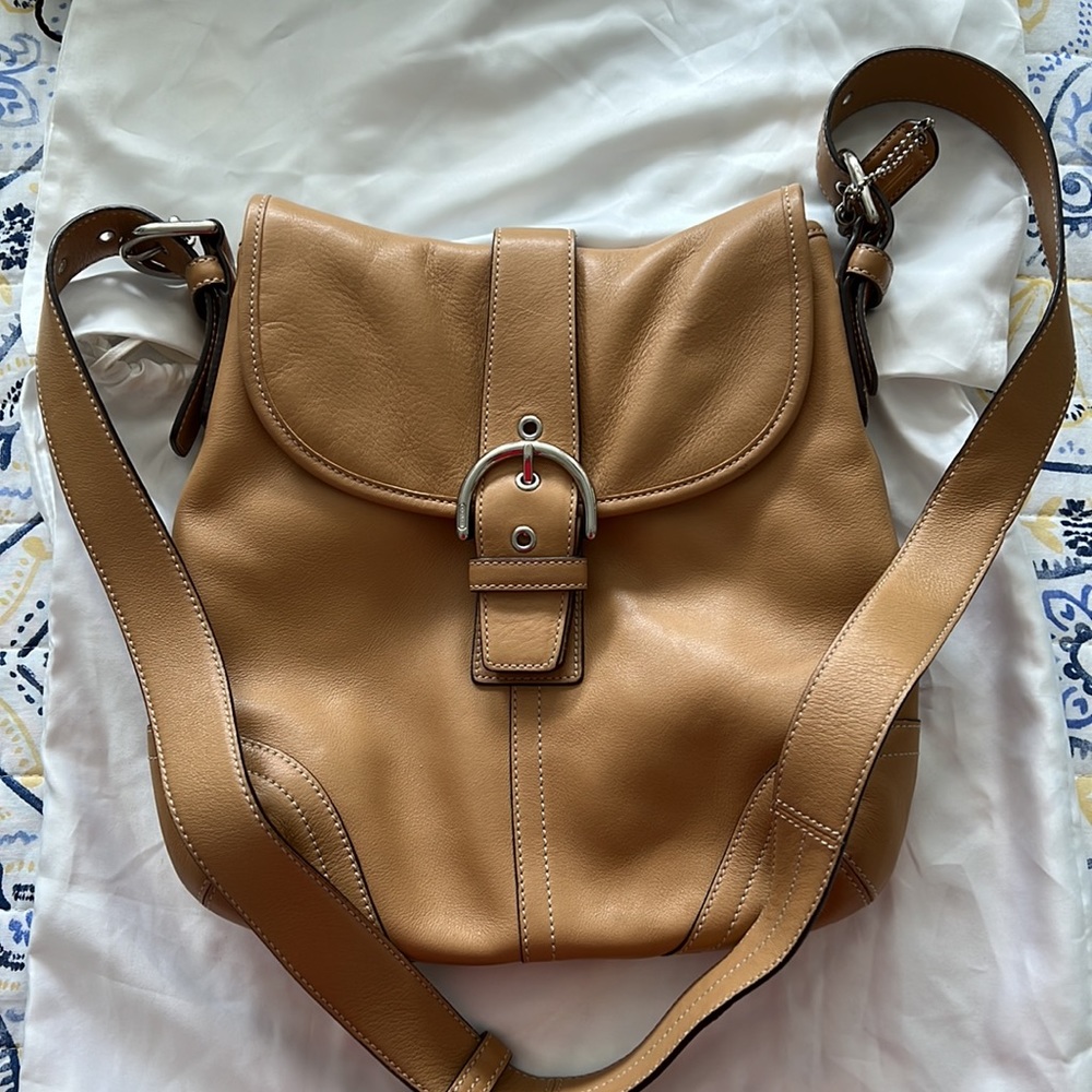 Beige Crossbody Coach shoulder bag with snap front closure - Picture 2 of 4